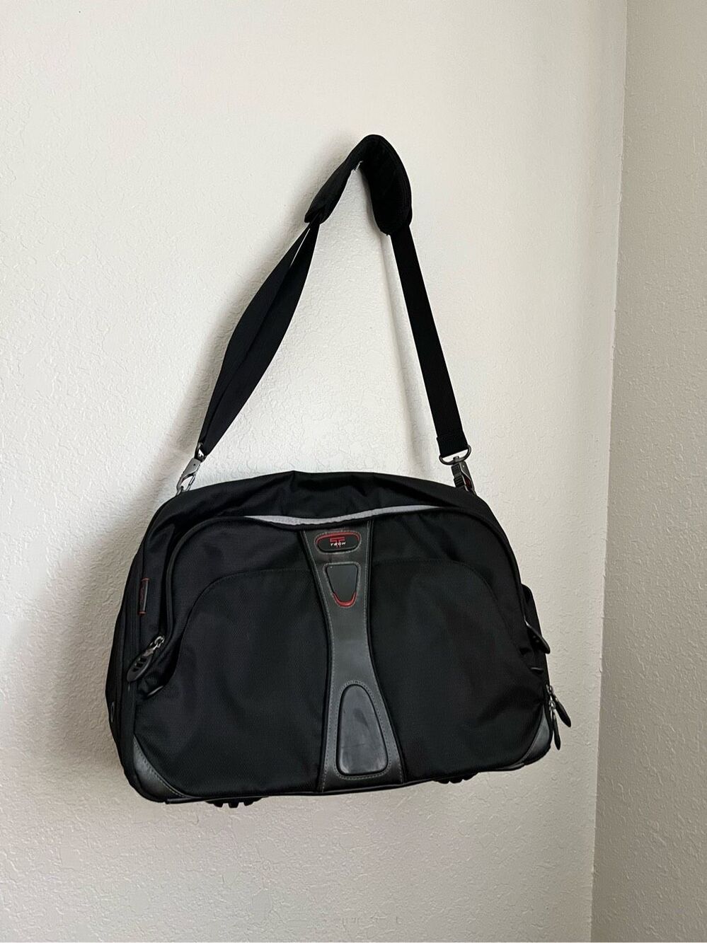 Tumi T-Tech Men's Black Nylon Expandable CarryOn Bag #5540D